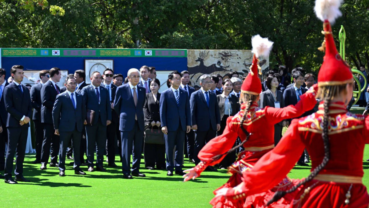 Тоқаев пен Корея Ұлттық Ассамблеясының Спикері қазақ этноауылын аралады