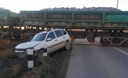Қостанай облысында жеңіл көлік пойызбен соқтығысты