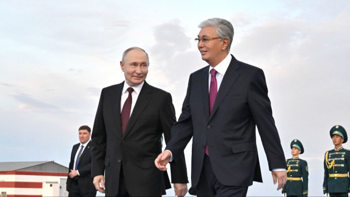 Тоқаев пен Путин Үндістанда бейресми кездесу өткізді